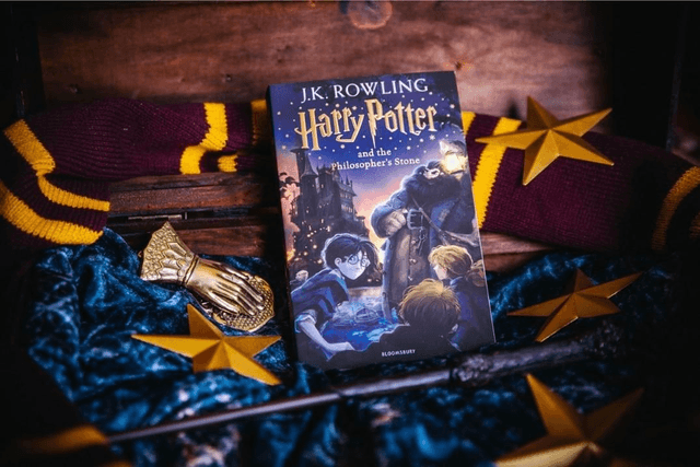 Harry Potter and the Philosopher's Stone (1) - J.K. Rowling